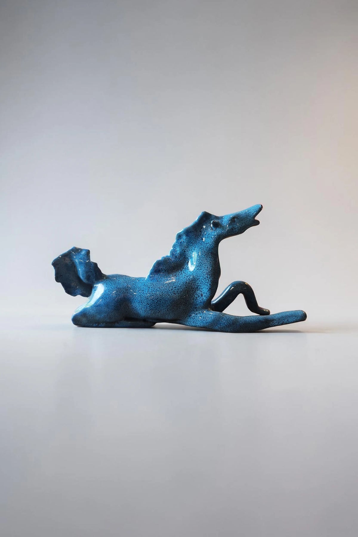 Cheval d 'un autre monde - Sculpture faïence artisanale bleu profond