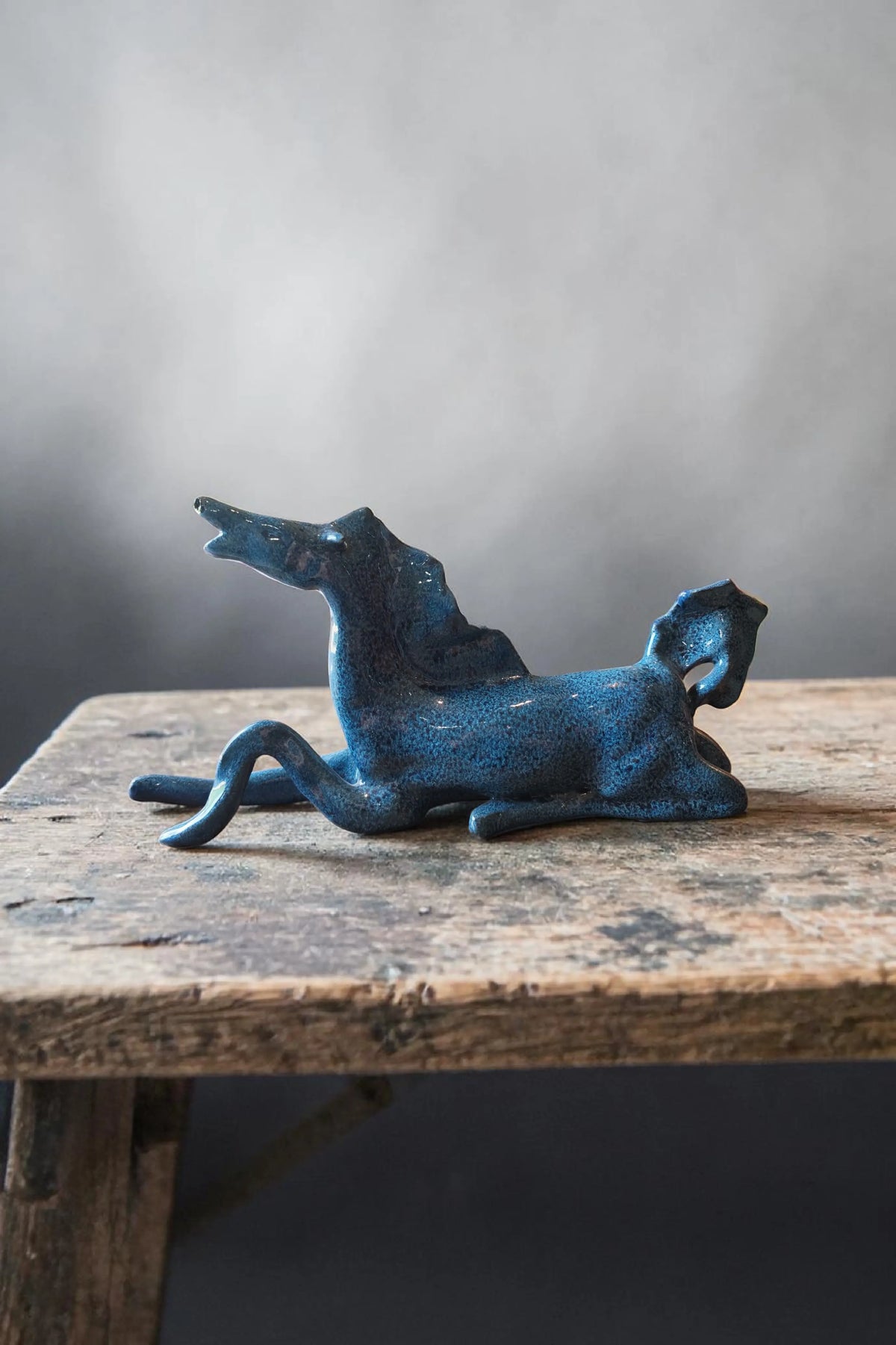 Cheval d 'un autre monde - Sculpture faïence artisanale bleu profond