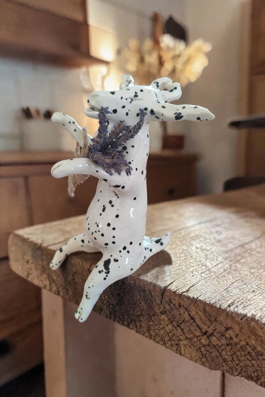 Biquette Assise au Brin de Lavande Céramique Artisanale Ardèche