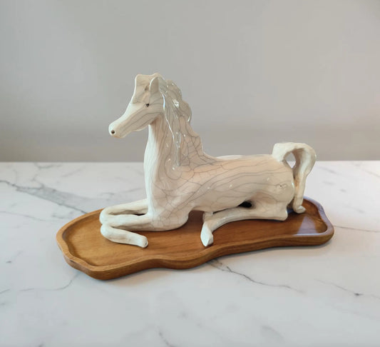 Cheval couché émail craquelé céramique artisanale