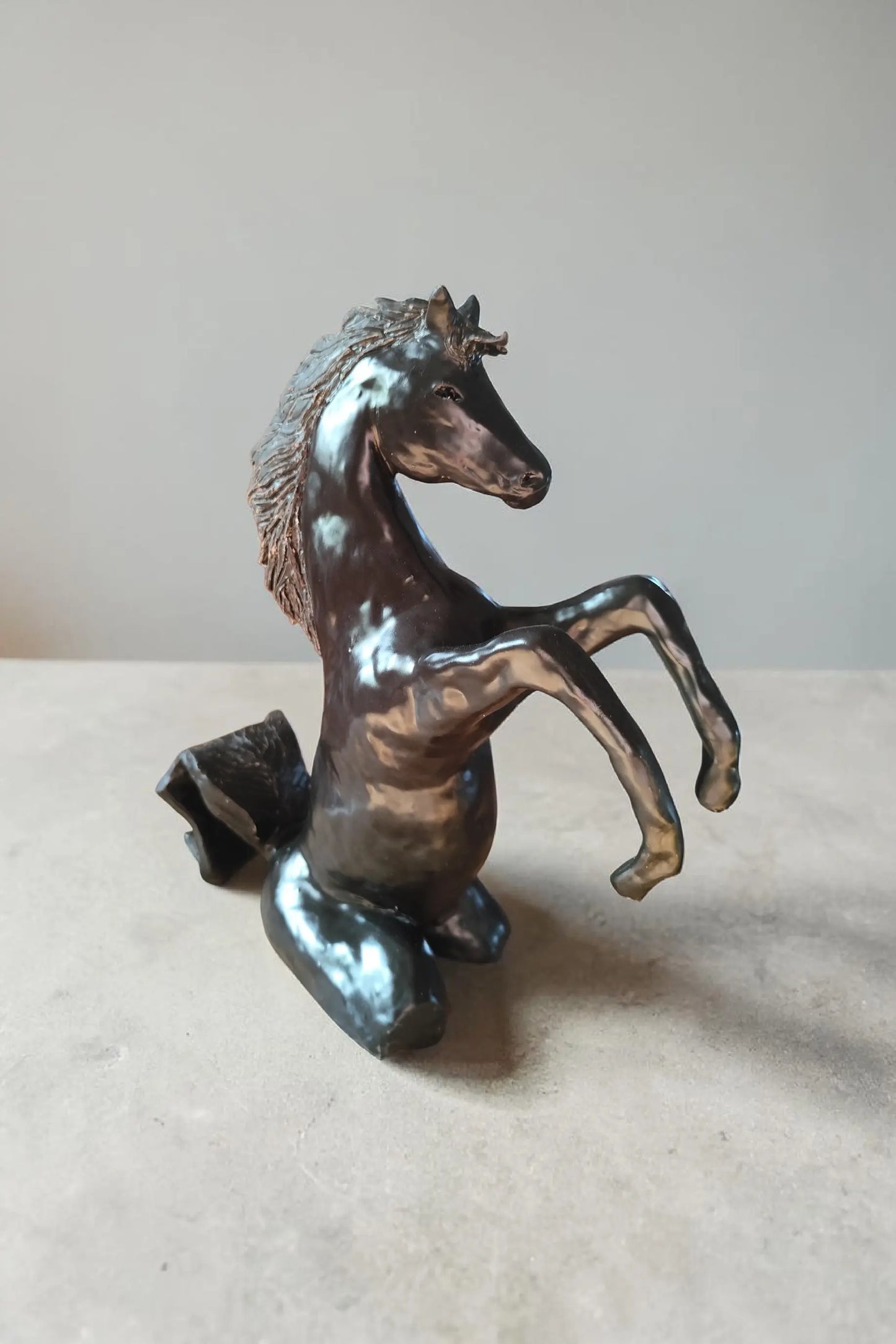 Cheval noir cabré Faîence émaillée céramique artisanale