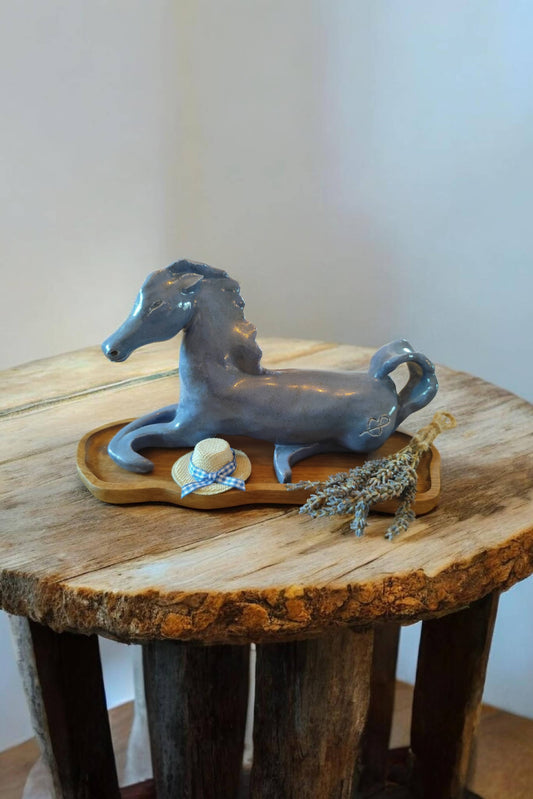 Cheval couché Emaillé Bleu Lavande Céramique artisanale Ardèche