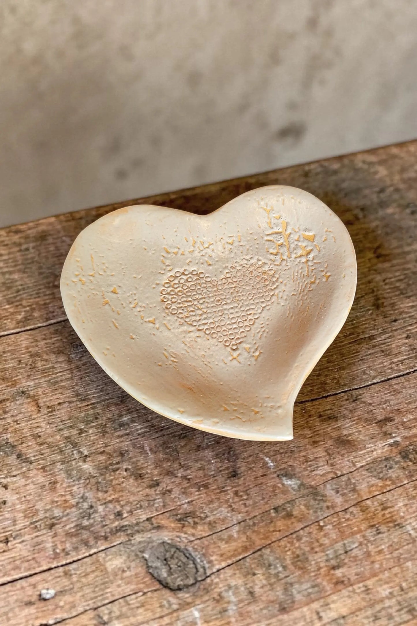 Handmade earthenware heart-shaped dish – Earth tone
