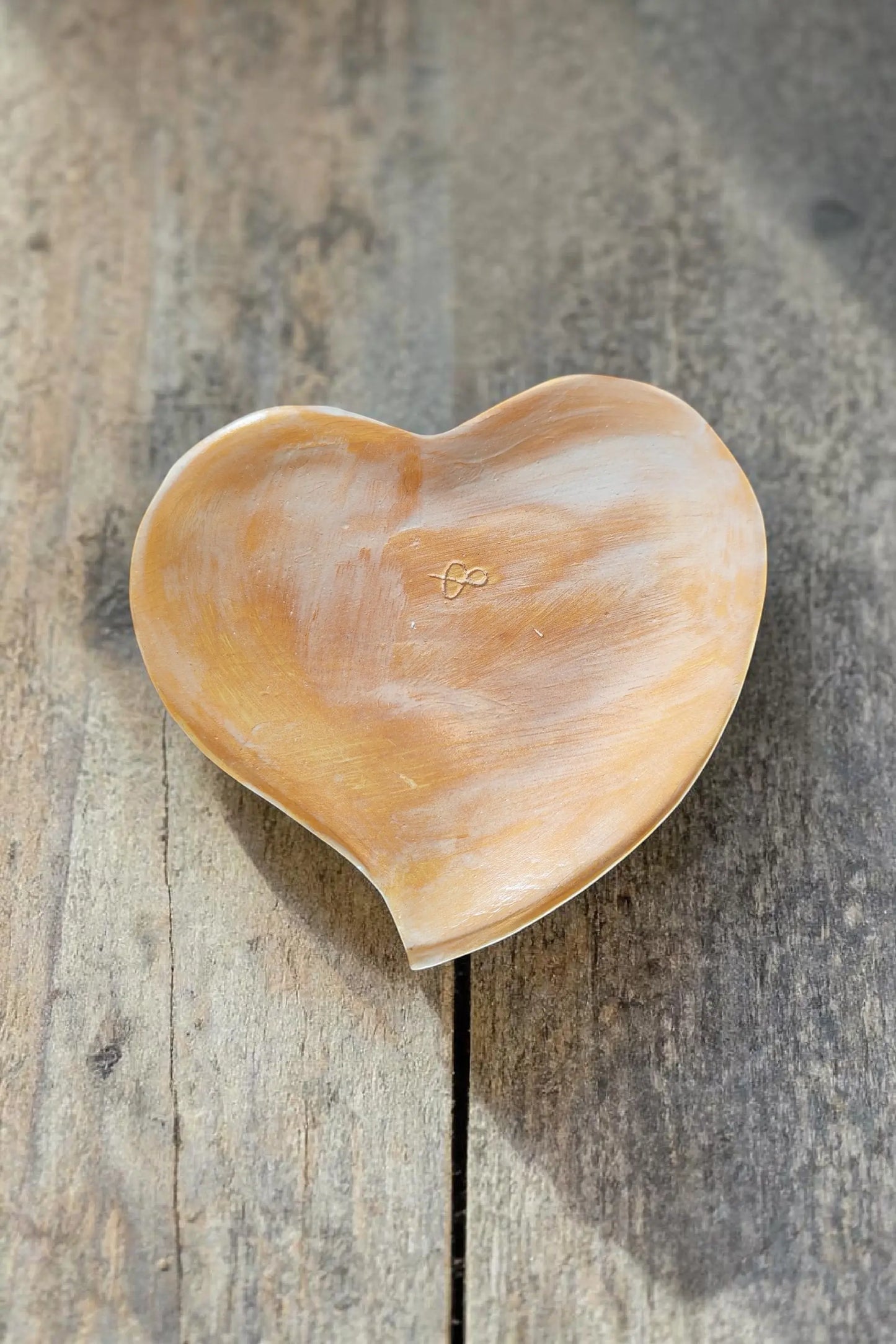 Handmade earthenware heart-shaped dish – Earth tone