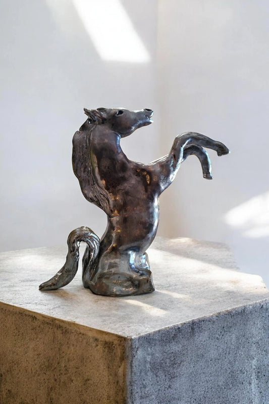 Cheval gris argenté cabré Sculpture en faience émaillage à effet